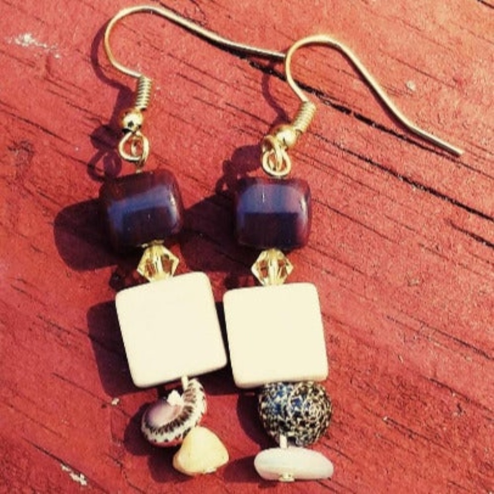 Beige & Real hawaiian shell earrings